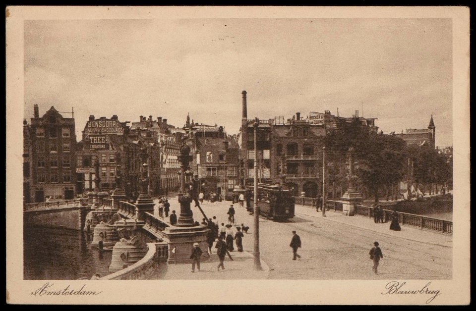 Binnen Amstel bij Blauwbrug met de even zijde van de Amstel onderbroken door de Amstelstraat. Uitgave J. Sleding, Amsterdam, Afb PBKD00247000015