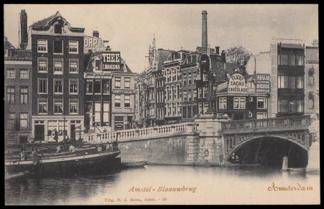 Binnen Amstel bij Blauwbrug met de even zijde van de Amstel, onderbroken door de Amstelstraat. Uitgave N.J. Boon, Amsterdam