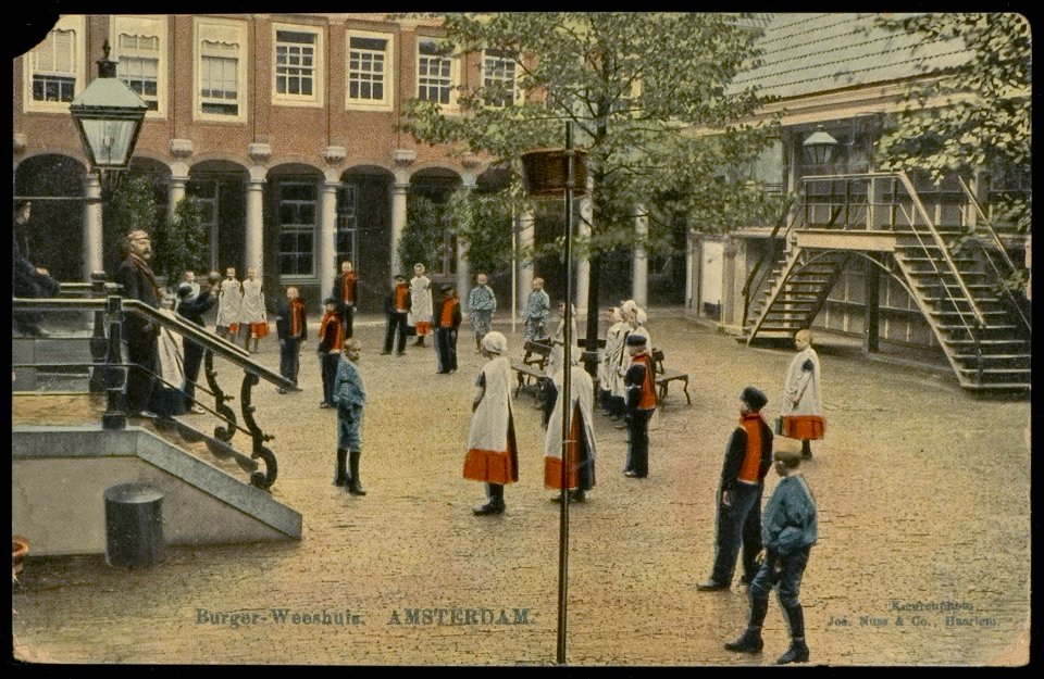 Binnenplaats met rechts de vakken voor de eigendommen van de wezen van het Burgerweeshuis, Kalverstraat 92, Afb PBKD00357000010