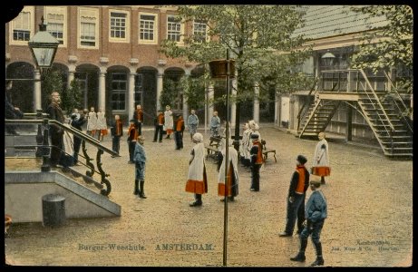 Binnenplaats met rechts de vakken voor de eigendommen van de wezen van het Burgerweeshuis, Kalverstraat 92, Afb PBKD00357000010