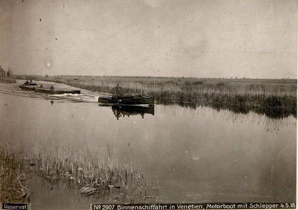 Binnenschiffahrt in Venetien, Motorboot mit Schlepper 4.5.18. (BildID 15617984)