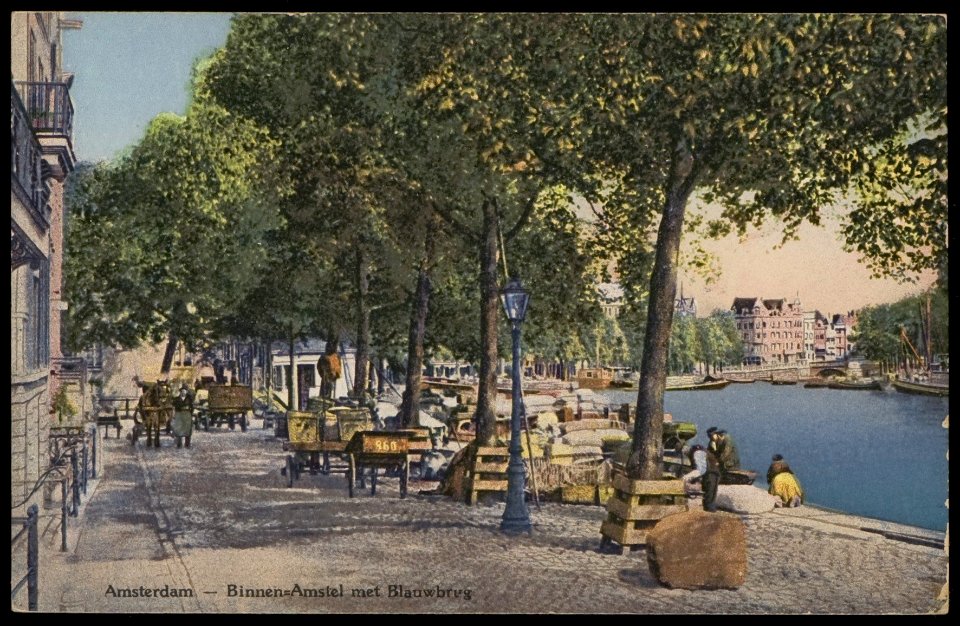 Binnen Amstel en Staalkade met geheel rechts de Blauw Brug bij het Waterlooplein. Uitgave A.J. Nuss, Amsterdam, Afb PBKD00250000001