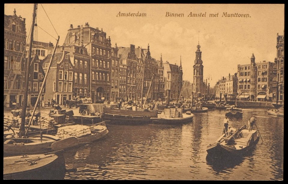Binnen Amstel met diverse vaartuigen aan het verladen en vervoeren van goederen, Afb PBKD00244000005