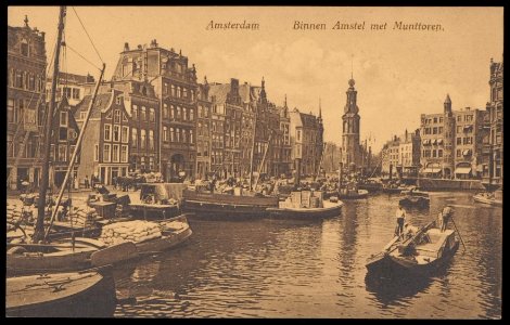 Binnen Amstel met diverse vaartuigen aan het verladen en vervoeren van goederen, Afb PBKD00244000005