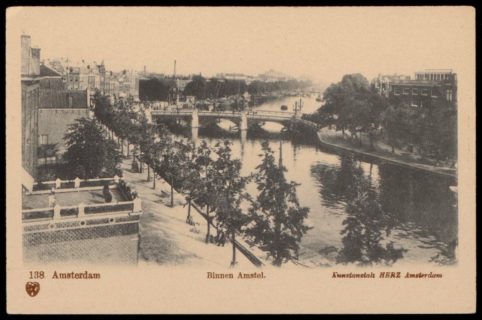 Binnen Amstel bij Blauwbrug gezien vanaf de hoek Zwanenburgwal, richting de magere brug. Links staat tegenwoordig de Stopera, Afb PBKD00247000001