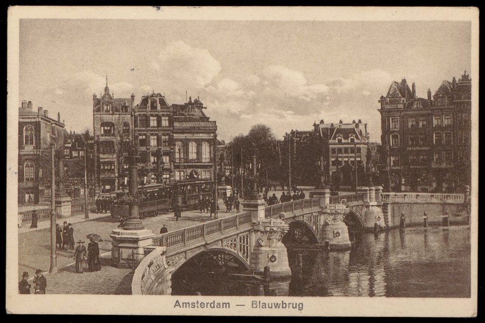 Binnen Amstel bij Blauwbrug met in het midden het Waterlooplein, Afb PBKD00247000003