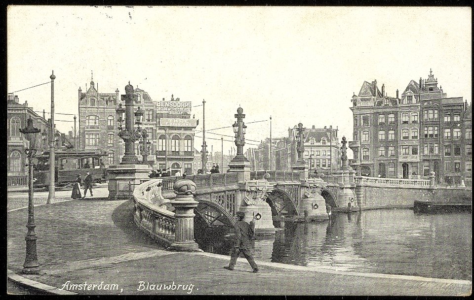Binnen Amstel bij de Blauwbrug. Rechts Amstel 31-43. Uitgever dr. Trenkler & Co, Leipzig, Afb ANWU01673000003