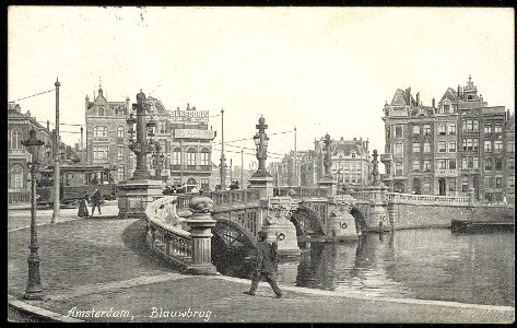 Binnen Amstel bij de Blauwbrug. Rechts Amstel 31-43. Uitgever dr. Trenkler & Co, Leipzig, Afb ANWU01673000003