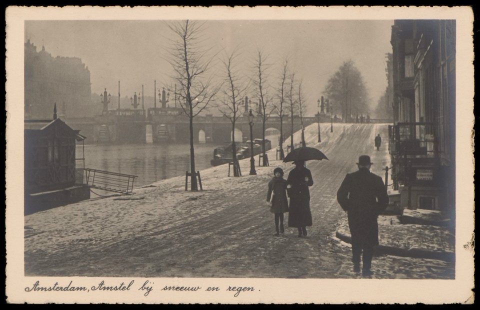 Binnen Amstel tussen de Janszoon Kosterstraat en de Sarphatistraat met de Hoge Sluis. Uitgave Vigevano, Amsterdam, Afb PBKD00250000023