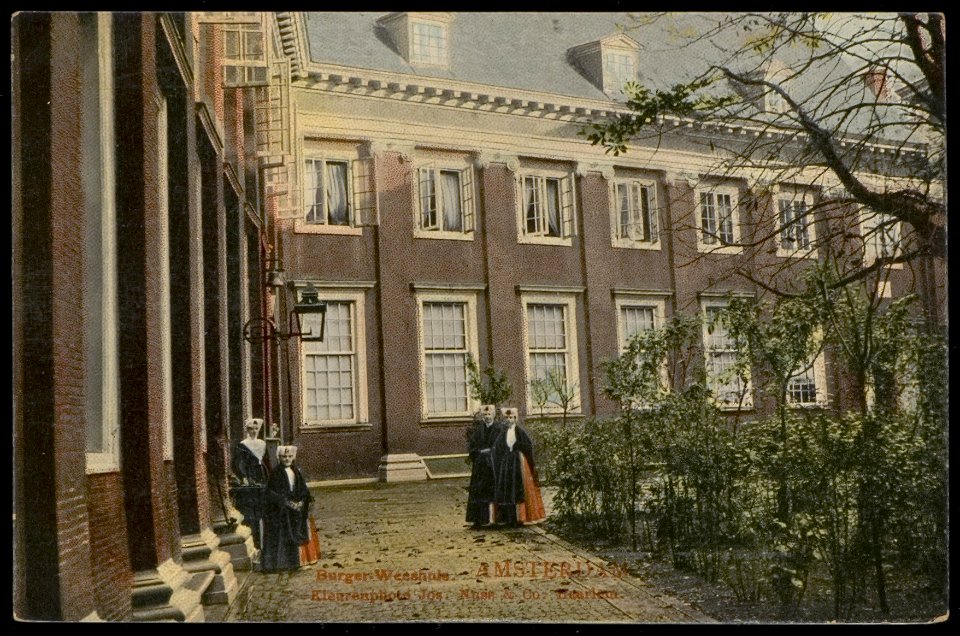 Binnenplaats van het Burgerweeshuis, Kalverstraat 92. Uitgave Jos Nuss & co. Haarlem, Afb PBKD00357000009
