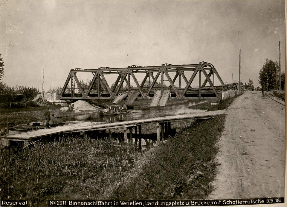 Binnenschiffahrt in Venetien, Landungsplatz und Brücke mit Schotterrutsche am 5.5.1918 (BildID 15618012)