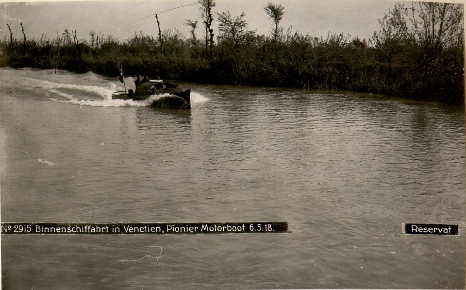 Binnenschiffahrt in Venetien, Pionier-Motorboot am 6.5.1918 (BildID 15618040)