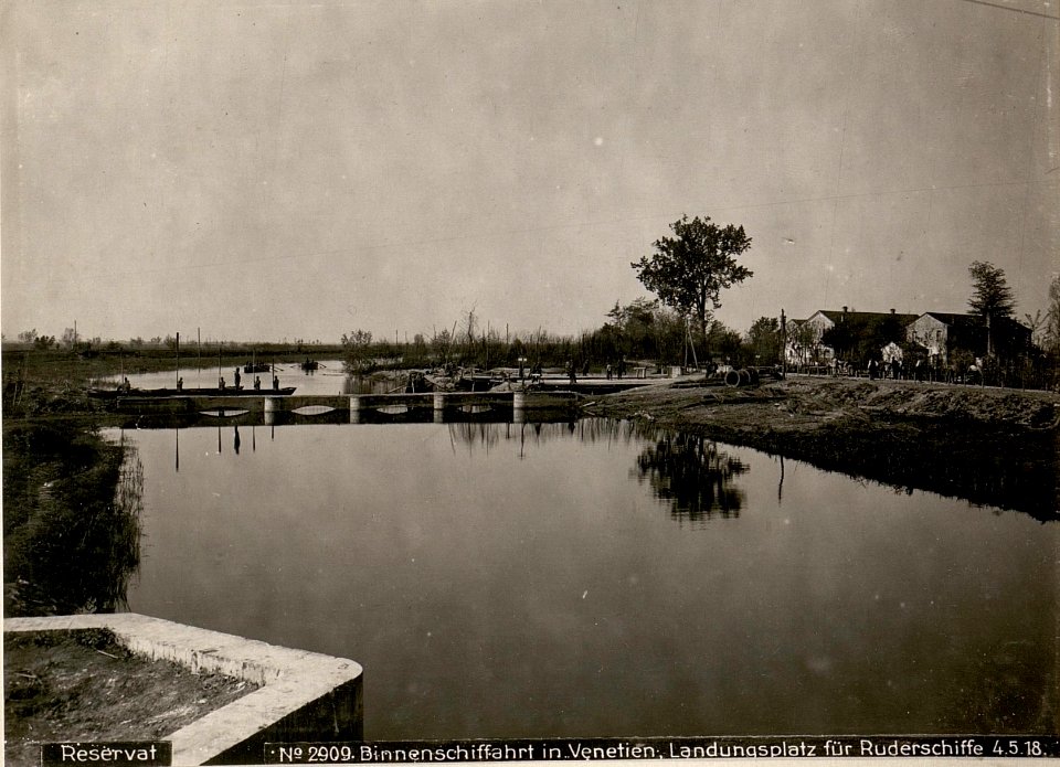 Binnenschiffahrt in Venetien, Landungsplatz für Ruderschiffe am 4.5.1918 (BildID 15617998)