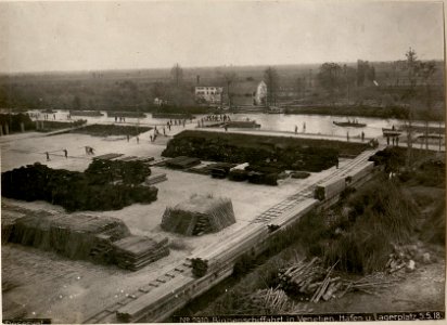 Binnenschiffahrt in Venetien, Hafen u. Lagerplatz 5.5.1918 (BildID 15618005)
