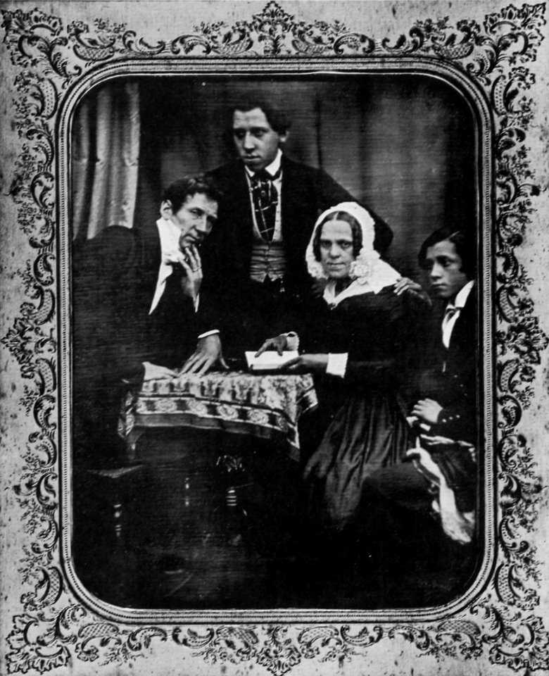 Biow, Hermann - Der Optiker und Mechaniker Anders Krüss, Frau Mary Ann und die zwei Söhne Edmund Johann und William Andres (Zeno Fotografie)