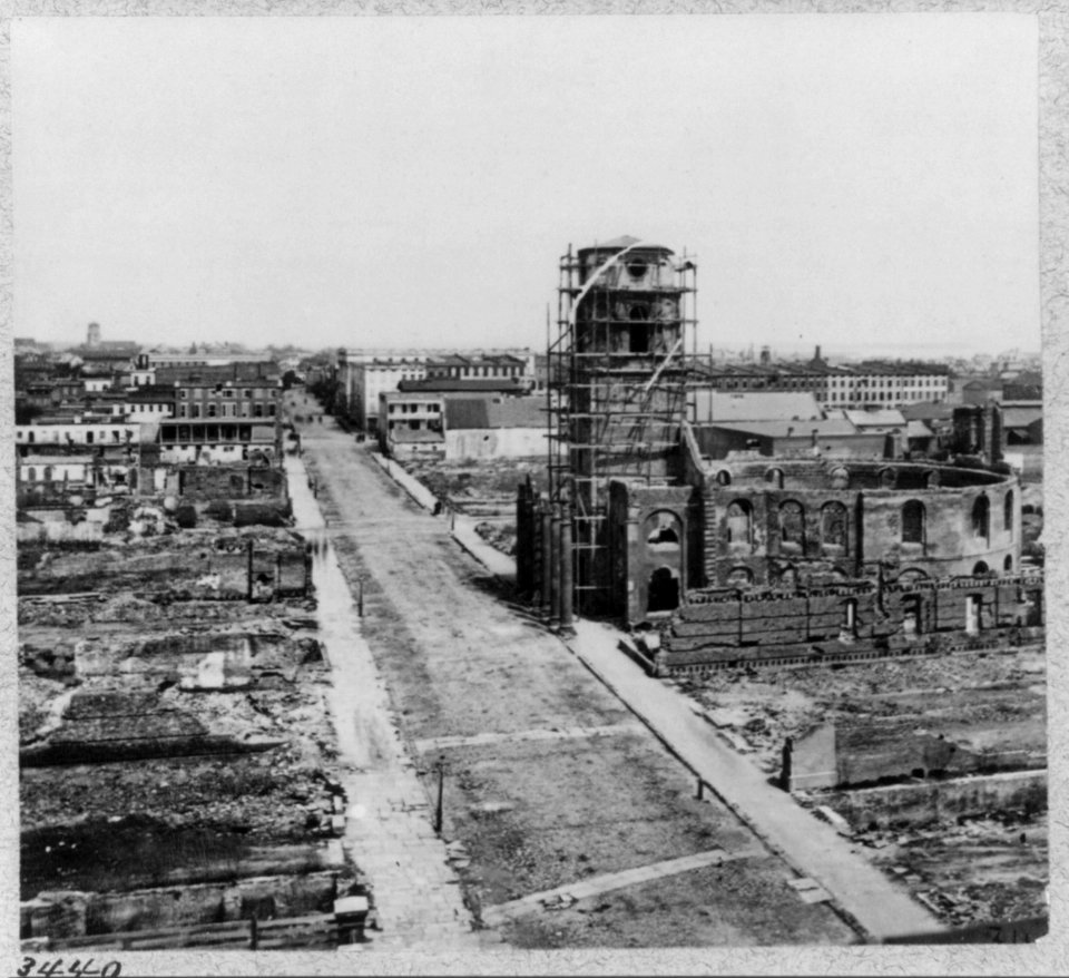 Bird's-eye view of Circular Church, amid ruins of Charleston, S.C. LCCN2003671058