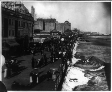Bird's-eye view of Easter Parade on boardwalk and man making a sand sculputre, Atlantic City, N.J. LCCN2005684931