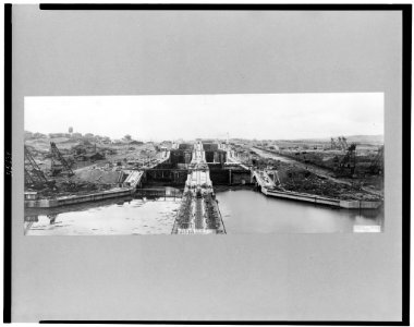 Bird's-eye view of Gatun Locks, Panama Canal LCCN95515719