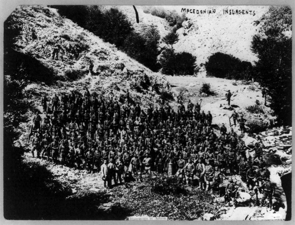 Bird's-eye view of large group of Macedonian insurgents posed LCCN2002708821