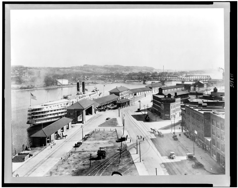 Bird's-eye view of wharf area of Albany, New York, showing night boat landing, and bridge in background LCCN95503542