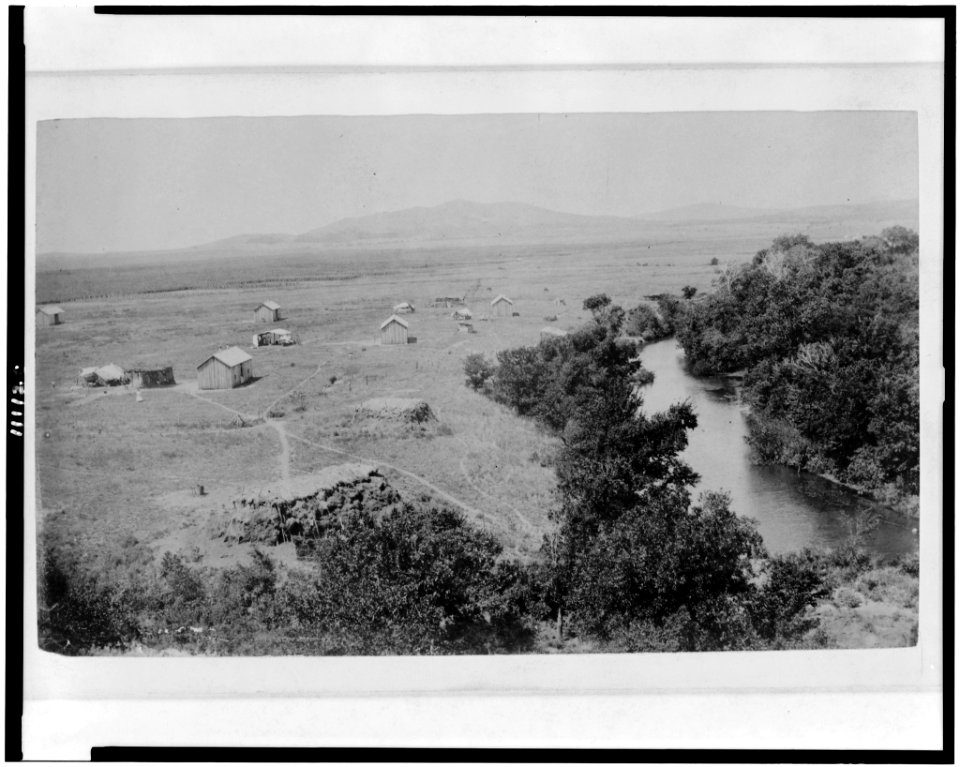 Bird's-eye view of rural buildings and creek or river, in Indian territory LCCN94506111