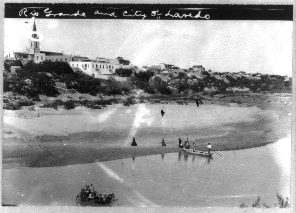 Birds-eye view of Mexican refugees leaving small boat at Laredo, Texas after crossing Rio Grande LCCN2016649403