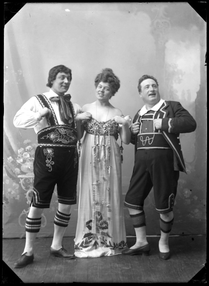 Birger Schücker, Emma Meissner and Gustaf Adolf Lund in Trollslottet at Vasateatern 1904 - SMV - GM019