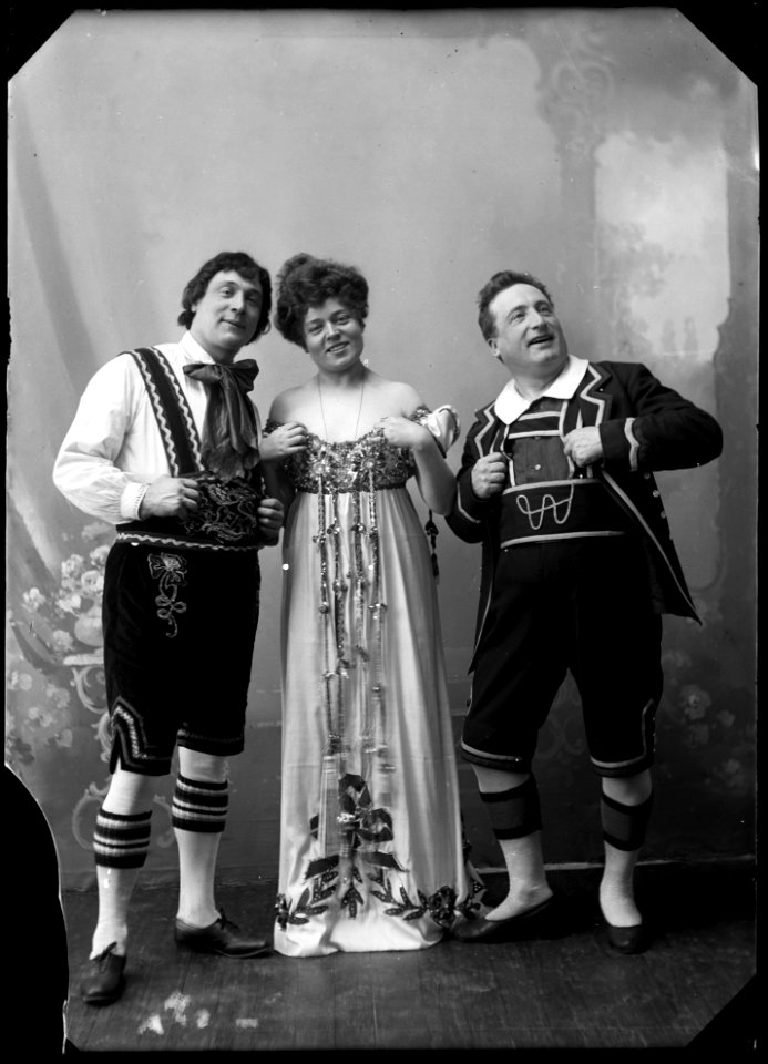 Birger Schücker, Emma Meissner and Gustaf Adolf Lund in Trollslottet at Vasateatern 1904 - SMV - GS037
