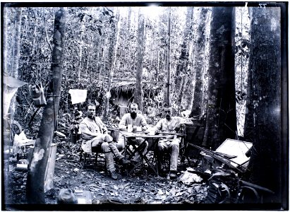 Bivak bij de Papadron-val in de Paloemeu-rivier de expeditieleden A. Franssen Herderschee, G.M. Versteeg en C.H. de Goeje