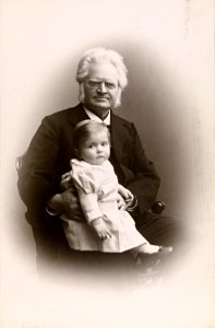 Bjørnstjerne Bjørnson og barnebarnet Bjørnstjerne Albert Bjørnson-Langen, 1900 crop