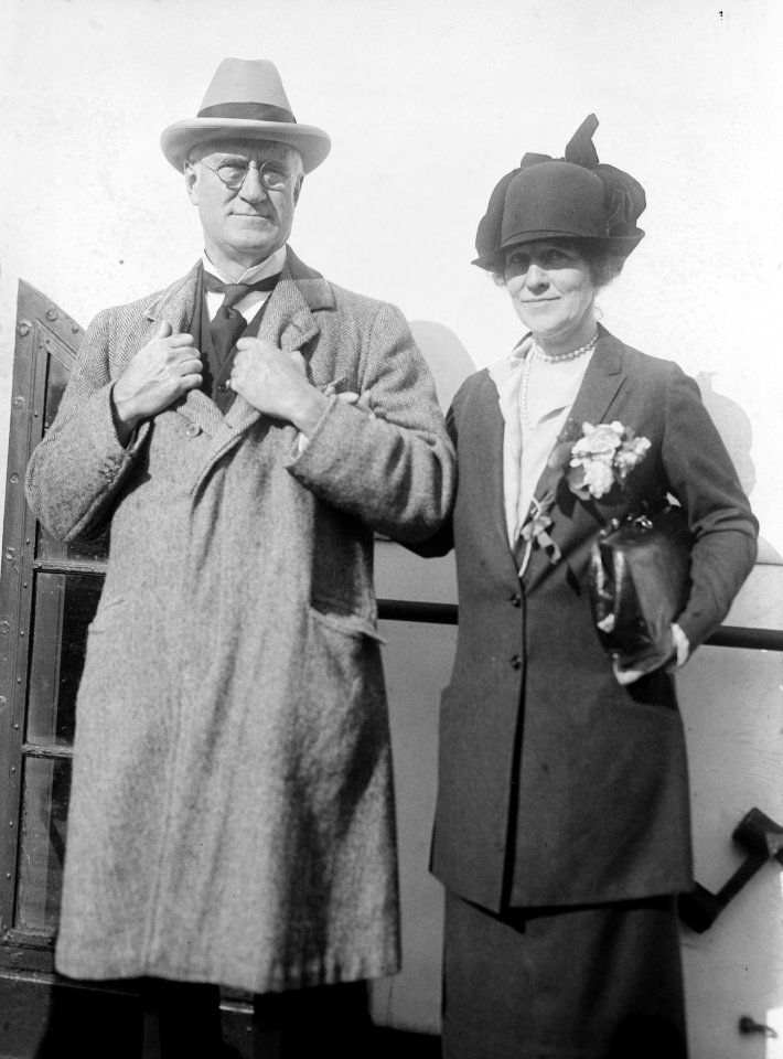 C.D. Gibson & wife LCCN2014717834 (cropped)