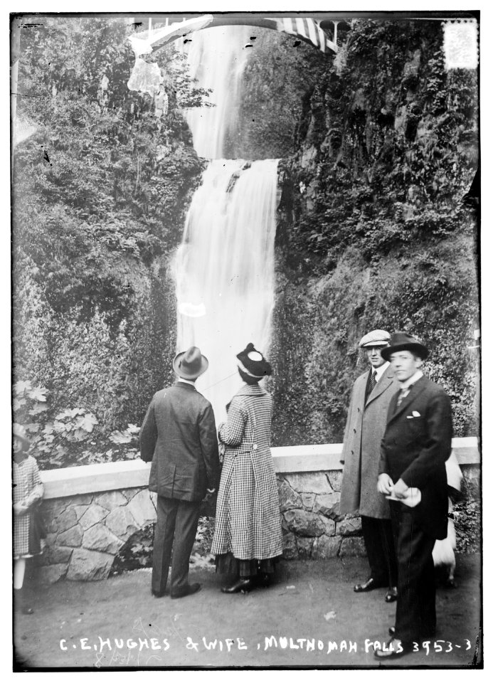 C.E. Hughes & wife, Multhomah (Multnomah) Falls LCCN2014702502