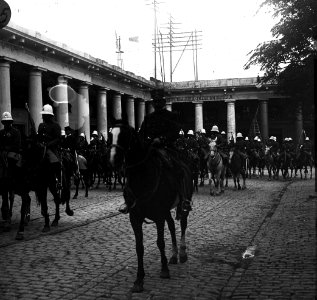C04f035. Desfile militar en la plaza Independencia