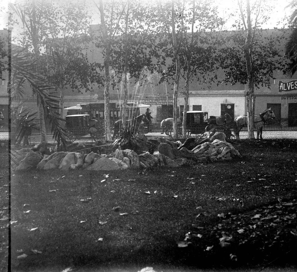 C05f051. Fuente en el centro de una plaza y tranvía a la Unión y Maroñas