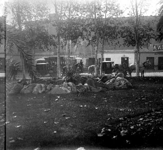 C05f051. Fuente en el centro de una plaza y tranvía a la Unión y Maroñas
