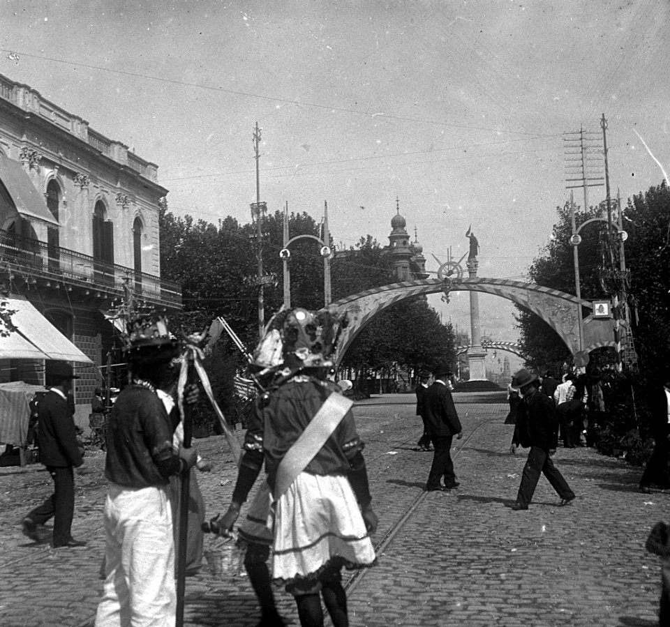 C03f022. Fiesta de carnaval en 18 de Julio y Paraguay