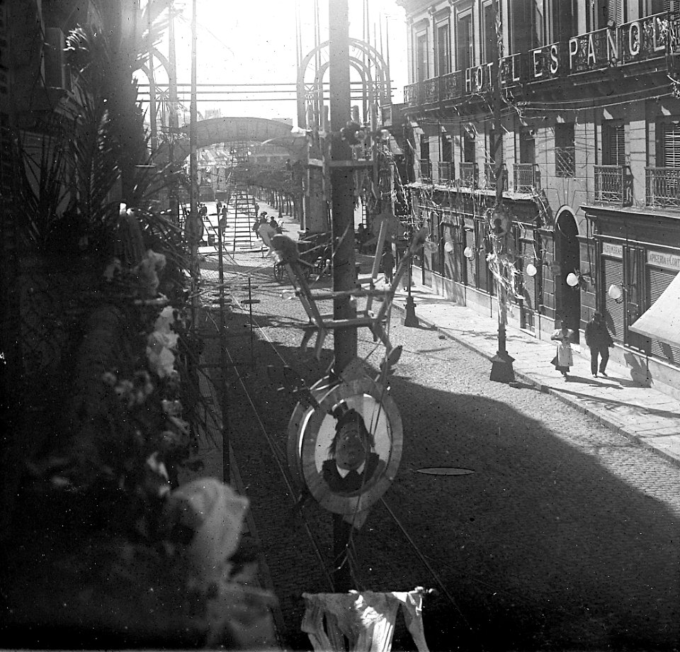 C04f034. Fiesta de carnaval en la calle Sarandí