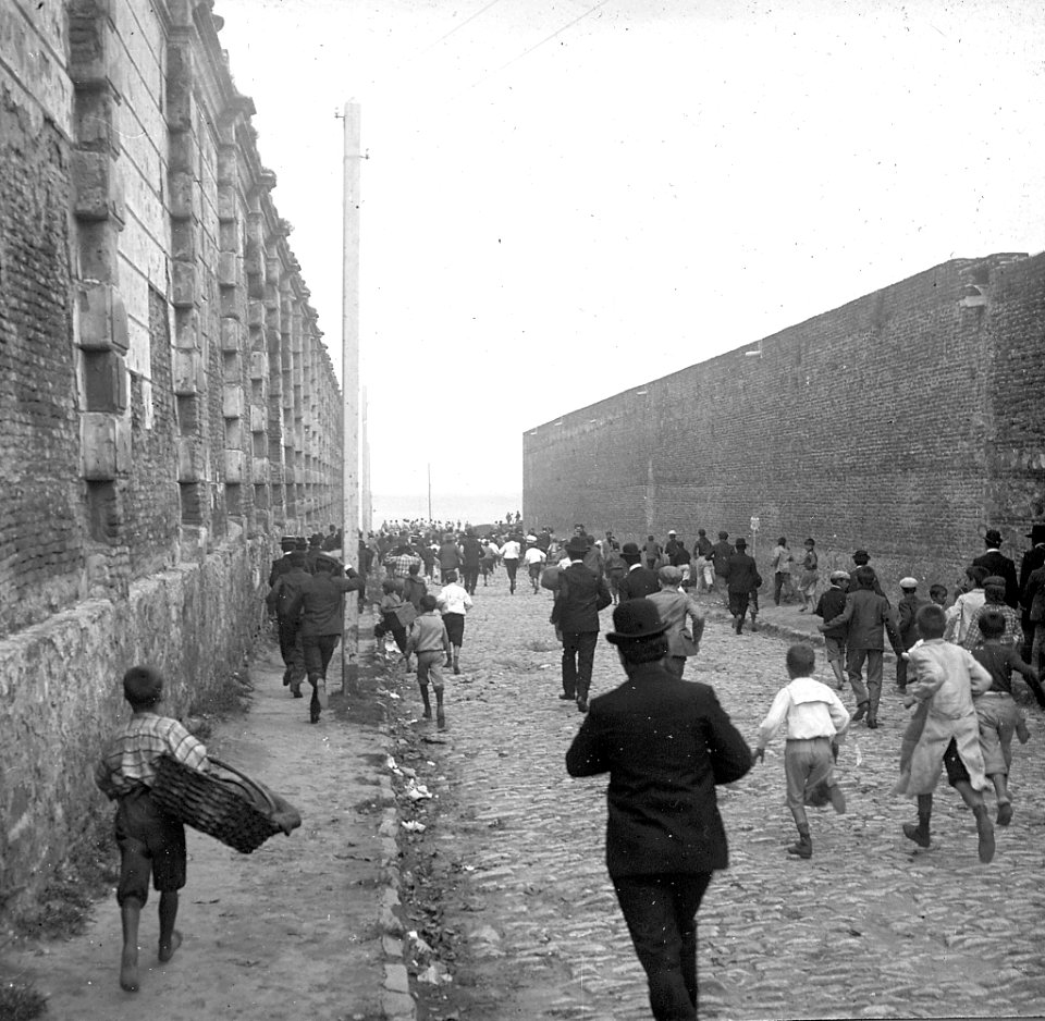 C05f044. Gente corriendo por la calle del cementerio Central