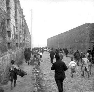 C05f044. Gente corriendo por la calle del cementerio Central