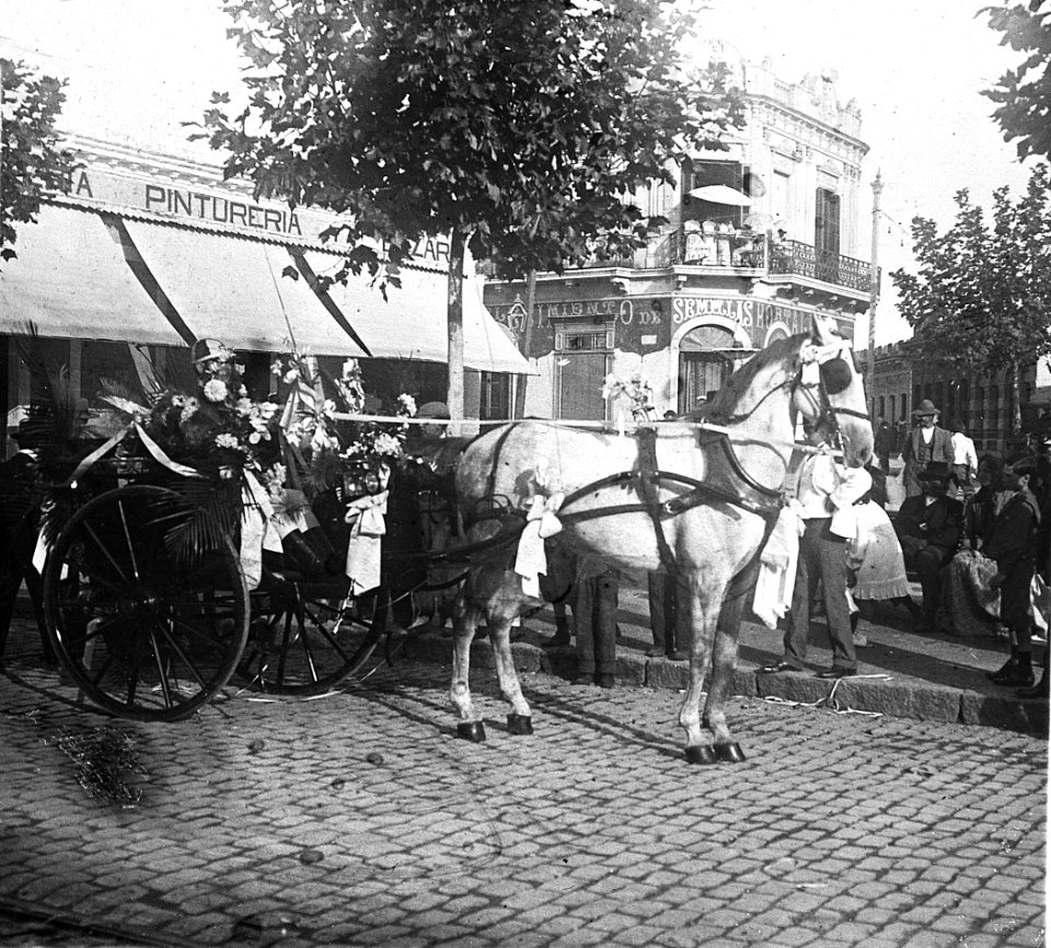 C04f038. Coche adornado con flores en Plaza S.Blanco