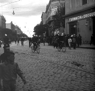 C04f037. Desfile militar en 18 de Julio