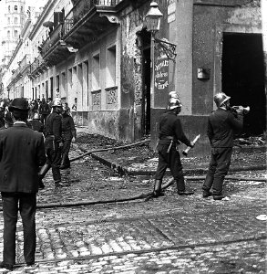 C05f048. Bomberos en un incendio en calle Cerrito