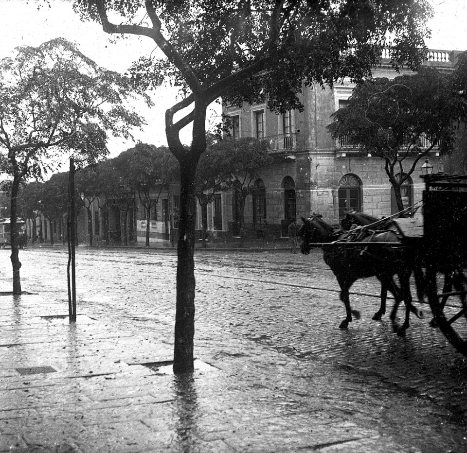 C06f052. Una calle Montevideana en un día de lluvia
