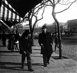 C06f060. Caballeros paseando por 18 y Andes