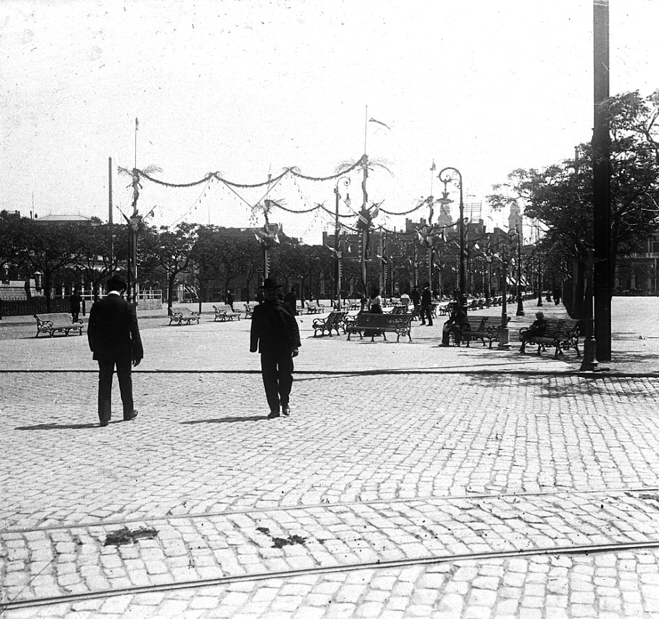 C06f058. Plaza Independencia decorada para un festejo