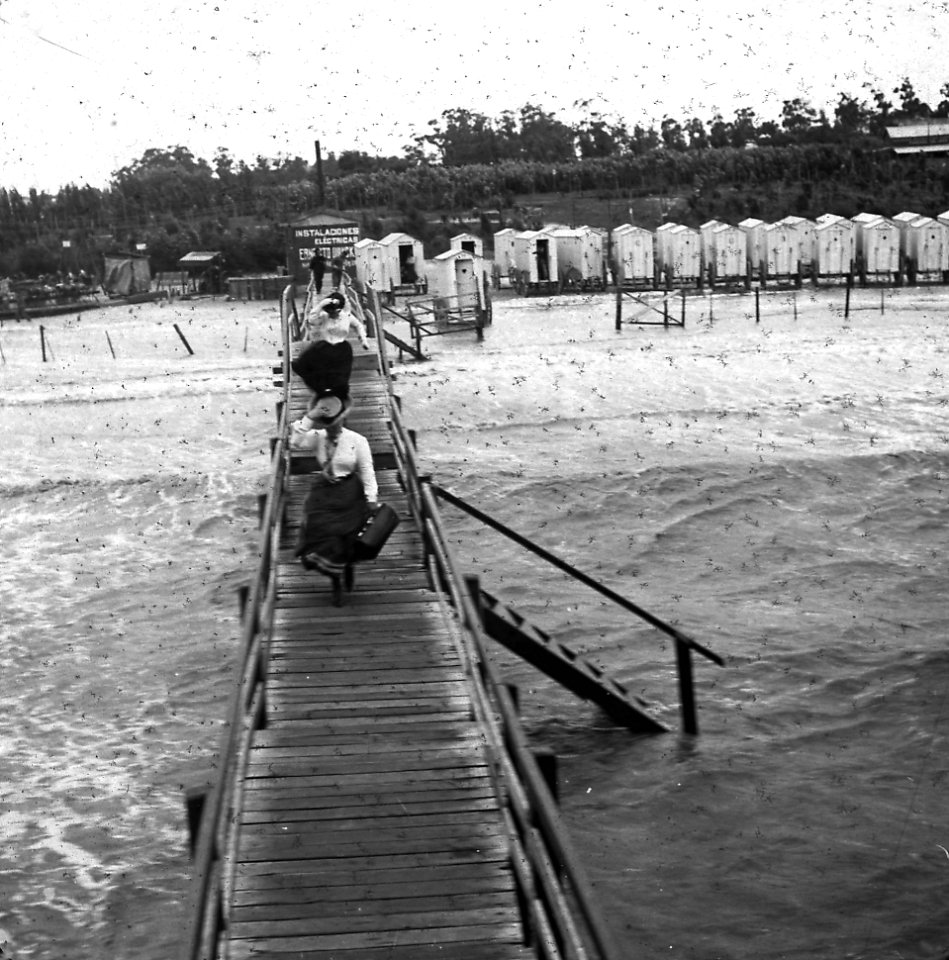 C16f152.Señoras entrando a baños de Ramírez dia de tormenta