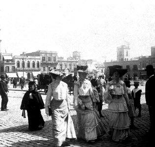 C13f126.Saliendo de misa por la Matriz