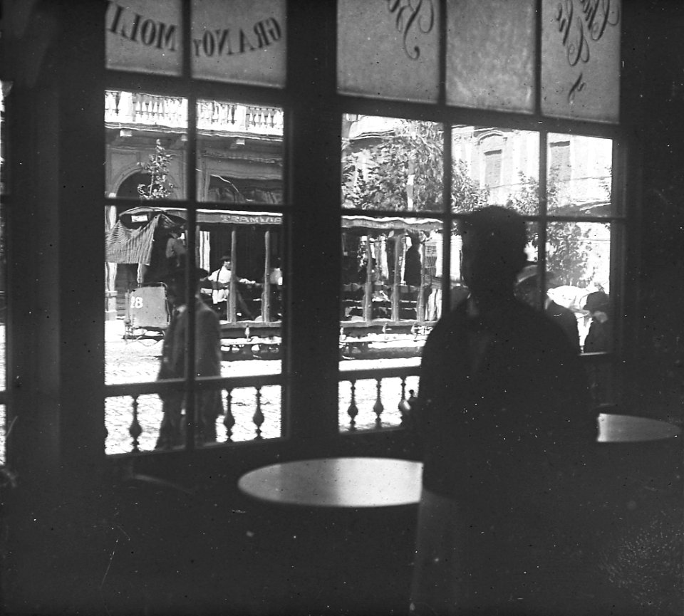 C14f132.Interior de Bar en 18 de julio