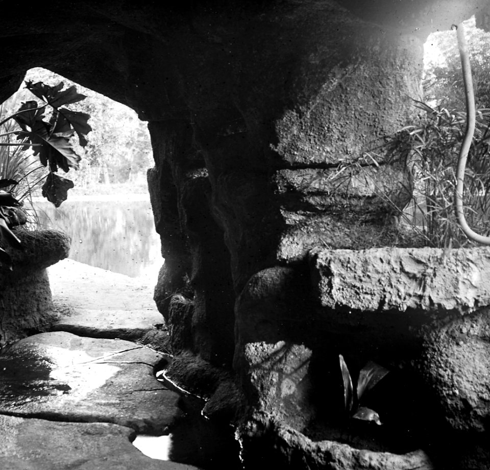 C20f195. Vista de cueva del lago del Prado
