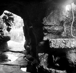 C20f195. Vista de cueva del lago del Prado